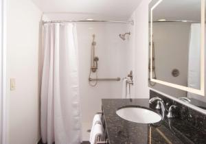 Embassy Suites by Hilton Raleigh Crabtree的一间浴室