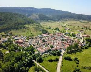 una vista aérea de un pueblo en las colinas en Alojamiento Rural Los Gancheros, en Tragacete