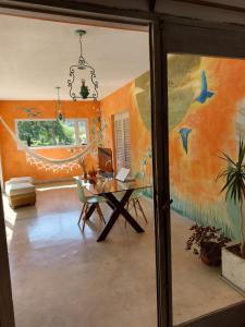 une chambre avec une table et une peinture d'oiseaux dans l'établissement Casa country al lado de la montaña!, à Santa Rosa
