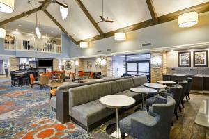 vestíbulo con sofá, mesas y sillas en Homewood Suites Durham-Chapel Hill I-40, en Durham