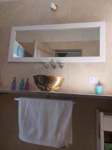 Casa country al lado de la montaña! في Santa Rosa: حمام مع حوض ومرآة