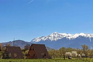 O vedere generală la munți sau o vedere la munte luată de la acest chalet