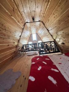 Un pat sau paturi într-o cameră la Cabana JagerBerg Rosenau