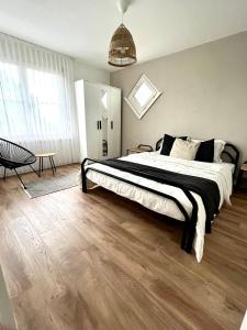En eller flere senger på et rom på Black&White Apartment