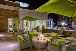 un patio con mesa, sillas y fogata en Hilton Garden Inn Raleigh Cary, en Cary