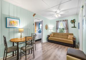 uma sala de estar com um sofá e uma mesa em The Grand Guesthouse em Key West