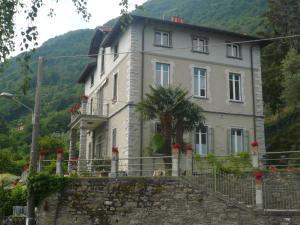 uma casa no topo de uma parede de pedra em Casa Beatrice em Oliveto Lario