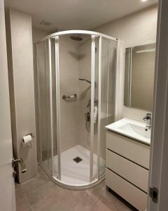 La salle de bains est pourvue d'une douche et d'un lavabo. dans l'établissement El Faro de la Barquera, à San Vicente de la Barquera