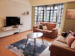 sala de estar con sofá y mesa en 7pax-Genting Premium Outlet LARGEST Family Retro English Cottage - F-Parking, Self C-In, en Genting Highlands