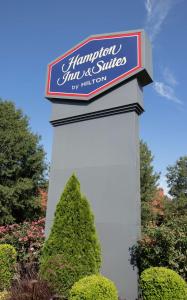 Hampton Inn & Suites Richmond/Virginia Center في ريتشموند: علامة لنزل واجنحة هامبتون