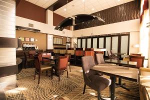 a restaurant with tables and chairs and a bar at Hampton Inn & Suites Richmond/Virginia Center in Richmond