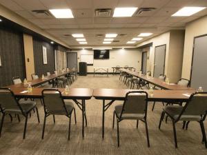 Hampton Inn & Suites Richmond/Virginia Center في ريتشموند: قاعة اجتماعات فيها طاولات وكراسي