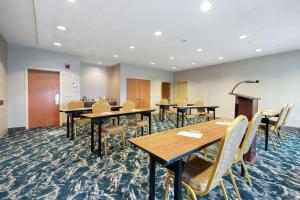 einen Konferenzraum mit Tischen, Stühlen und einem Podium in der Unterkunft Hampton Inn & Suites Rockland in Thomaston