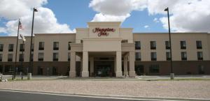 ロックスプリングスにあるHampton Inn Rock Springsの商店街の看板のある建物