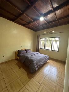 Deer Hotel في كيغالي: غرفة نوم مع سرير في غرفة مع نافذة