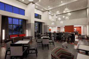 Ресторант или друго място за хранене в Hampton Inn and Suites Roanoke Airport/Valley View Mall