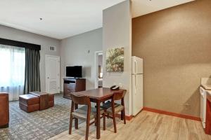 TV a/nebo společenská místnost v ubytování Homewood Suites by Hilton Reno