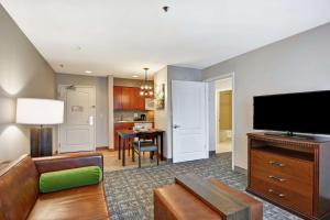 TV a/nebo společenská místnost v ubytování Homewood Suites by Hilton Reno