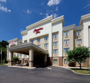 une représentation de l'avant d'un hôtel dans l'établissement Hampton Inn Salem, à Salem