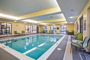 una piscina en una habitación de hotel con sillas en Homewood Suites by Hilton Christiansburg, en Christiansburg