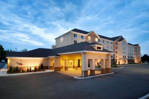 un grand bâtiment en face d'un parking dans l'établissement Homewood Suites by Hilton Rochester/Greece, NY, à Rochester