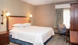 Postel nebo postele na pokoji v ubytování Hampton Inn & Suites Rochester/Victor