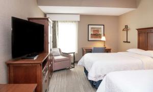 TV a/nebo společenská místnost v ubytování Hampton Inn & Suites Rochester/Victor
