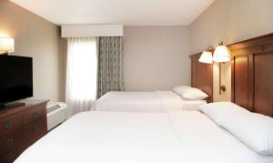 Postel nebo postele na pokoji v ubytování Hampton Inn & Suites Rochester/Victor