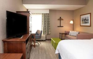 TV a/nebo společenská místnost v ubytování Hampton Inn & Suites Rochester/Victor