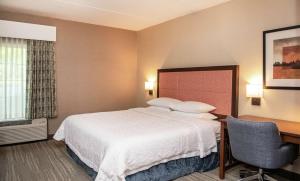 Postel nebo postele na pokoji v ubytování Hampton Inn & Suites Rochester/Victor