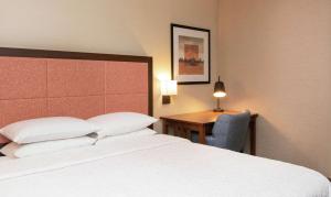 Postel nebo postele na pokoji v ubytování Hampton Inn & Suites Rochester/Victor