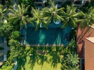 eine Draufsicht auf einen Swimmingpool mit Palmen in der Unterkunft Coco Island Resort Ninh Binh in Ninh Bình