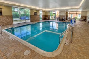 una gran piscina en una habitación de hotel con agua azul en Hampton Inn & Suites Rochester/Henrietta, en Rochester