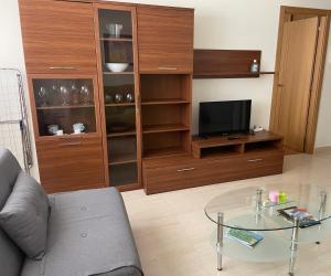 Televízia a/alebo spoločenská miestnosť v ubytovaní Apartamento en Porto do Son con garaje
