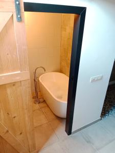 bagno con vasca e servizi igienici in camera. di La Gavina a Beáriz Altre 4 foto