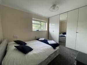 A bed or beds in a room at New Luxury Modern House near Airport Free Parking