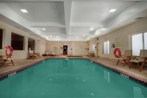 a large swimming pool in a hotel room at Hampton Inn & Suites Roswell in Roswell
