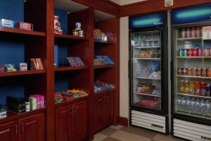 ein Abstellraum mit zwei Kühlschränken mit Speisen und Getränken in der Unterkunft Hampton Inn & Suites Roswell in Roswell