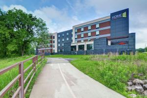 罗切斯特Home2 Suites by Hilton Rochester Mayo Clinic Area的建筑前有路径的建筑
