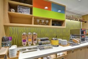 Home2 Suites by Hilton Rochester Mayo Clinic Area的厨房或小厨房
