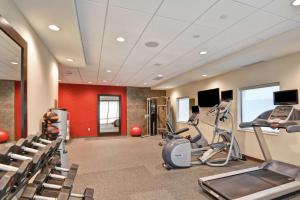 un gimnasio con cintas de correr y máquinas elípticas en Home2 Suites by Hilton Rochester Mayo Clinic Area, en Rochester