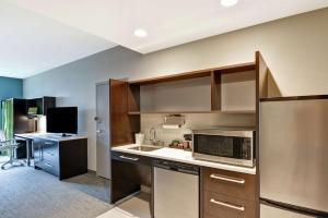Home2 Suites by Hilton Rochester Mayo Clinic Area的厨房或小厨房