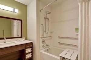 Home2 Suites by Hilton Rochester Mayo Clinic Area的一间浴室