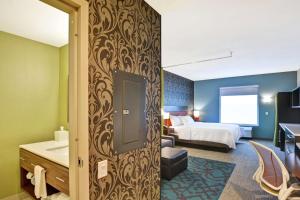 Home2 Suites by Hilton Rochester Mayo Clinic Area客房内的一张或多张床位