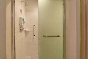 Home2 Suites by Hilton Rochester Mayo Clinic Area的一间浴室