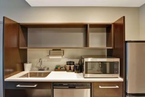Home2 Suites by Hilton Rochester Mayo Clinic Area的厨房或小厨房