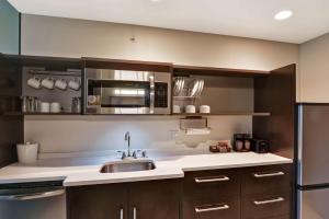 Home2 Suites by Hilton Rochester Mayo Clinic Area的厨房或小厨房