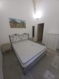 1 dormitorio con 1 cama y vestidor en Giura, en Lecce