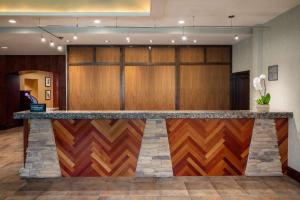 een bar in een lobby met houten lambrisering bij Homewood Suites by Hilton Rockville- Gaithersburg in Rockville