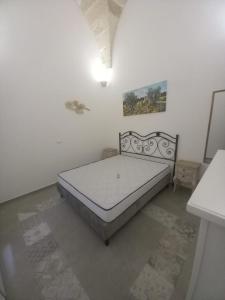 1 dormitorio blanco con 1 cama en una habitación en Giura, en Lecce